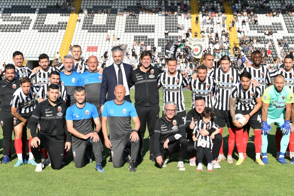 Squadra in vacanza dopo la festa di ieri al Del Duca.