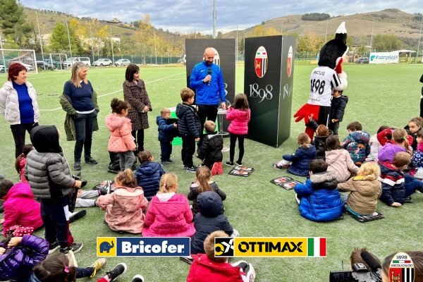 Gli alunni della Sant’Agostino stamane in visita alla squadra.