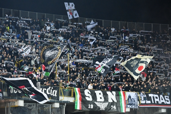 Ascoli Calcio dopo il rinvio del match col Palermo: “Ecco un piccolo omaggio per i Tifosi di Ascoli e Palermo”.