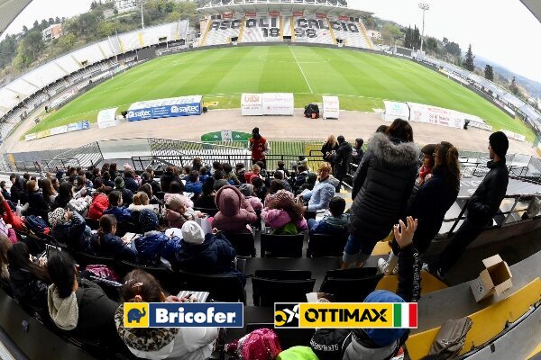 La Scuola Primaria di Colli del Tronto allo stadio con Dionisi, Gondo, Eramo, Buchel e Palazzino.