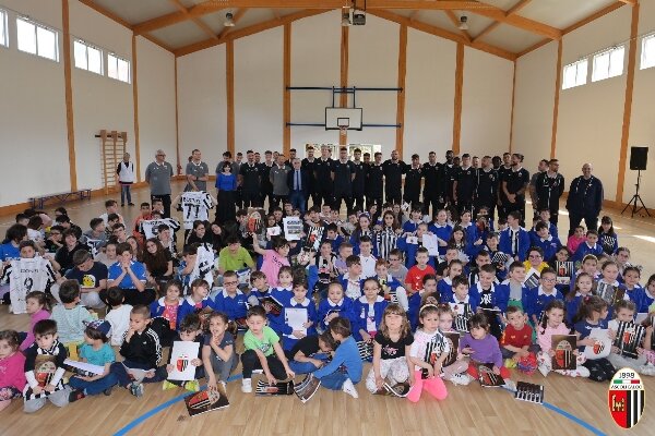 Scuole e territorio: la squadra stamane in visita agli alunni di Acquasanta.