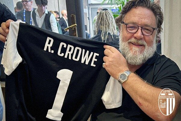 Russell Crowe con la maglia dell’Ascoli Calcio in onore delle sue origini picene